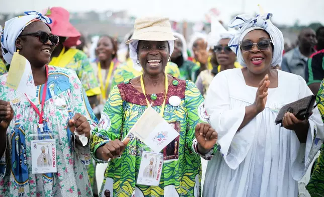 信徒於2026年4月17日周五，在喀麥隆杜阿拉的賈波馬體育場（Japoma Stadium），出席教宗良十四世主持的彌撒。這是他為期11天非洲牧靈訪問的第五天。(美聯社圖片/Andrew Medichini) AP圖片