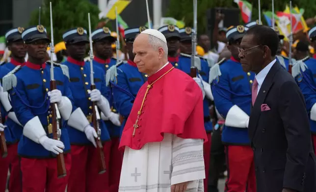 2026年4月21日周二，教宗良十四世（Pope Leo XIV）抵達赤道畿內亞（Equatorial Guinea）馬拉博國際機場（Malabo International Airport）時，獲赤道畿內亞總統特奧多羅奧比昂恩圭馬姆巴索戈（Teodoro Obiang Nguema Mbasogo）（右）迎接。這是他為期11天非洲牧靈之旅的第九天。(美聯社圖片/Andrew Medichini) AP圖片