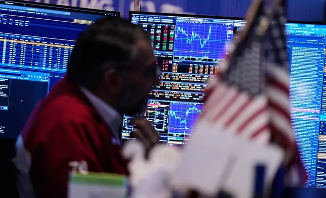 2026年3月31日周二，紐約證券交易所（New York Stock Exchange）交易大堂的屏幕顯示金融資訊。(美聯社圖片/Seth Wenig) AP圖片