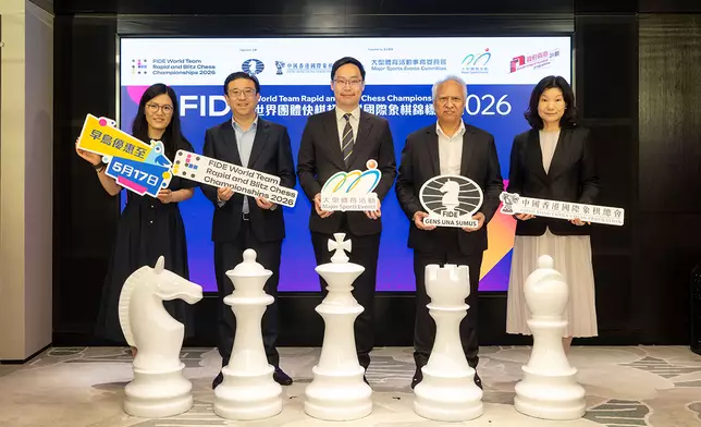 由國際棋聯（FIDE）及中國香港國際象棋總會主辦，「FIDE世界團體快棋超快棋國際象棋錦標賽2026」將於2026年6月17日至21日於伊利沙伯體育館舉行。這項全球棋迷矚目的頂級國際象棋盛事首次落戶香港，更讓香港躍升成為世界棋壇焦點。 文化體育及旅遊局體育專員蔡健斌（左三） 中國香港國際象棋總會榮譽會長高鼎國（左二） 中國香港國際象棋總會會長陳正強（右二） 中國香港國際象棋總會副會長慎忱怡（右一） 中國棋后侯逸凡（左一）