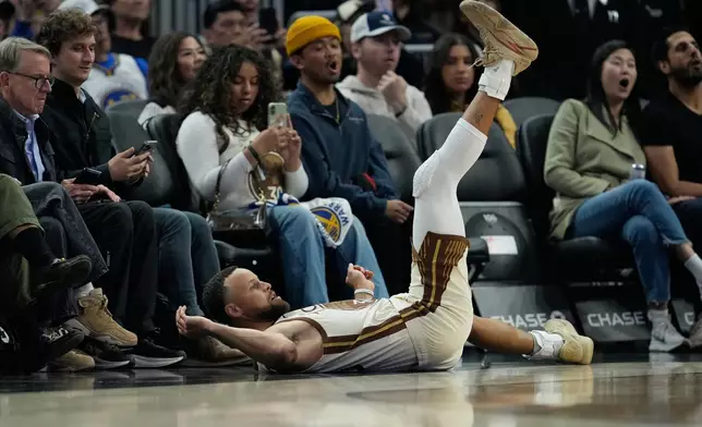 金州勇士後衛史提芬居里（Stephen Curry）（30號）在周二（2026年4月7日）於三藩市舉行的一場NBA籃球賽上半場，觀看三分球入網。（美聯社圖片/Godofredo A. Vásquez） AP圖片