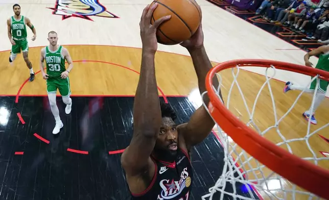 費城76人球員祖爾艾比迪在周日（4月26日）於費城舉行的NBA季後賽首圈對陣波士頓塞爾特人第四場上半場比賽中入樽。(美聯社圖片/Matt Slocum) AP圖片