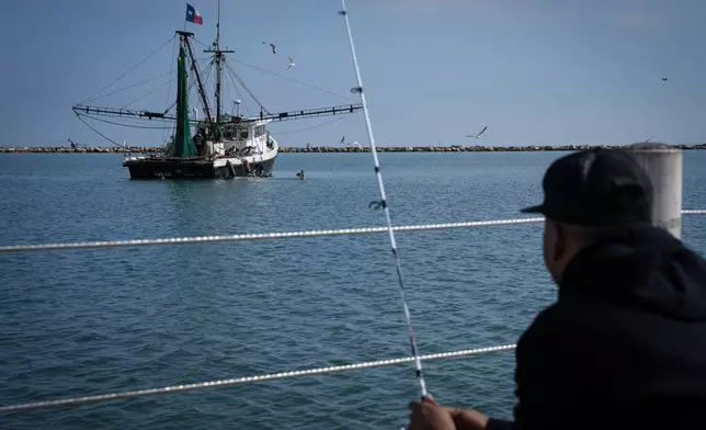 2023年11月16日周四，德州哥珀斯克里斯蒂灣（Corpus Christi Bay），一艘漁船在近岸作業。(美聯社圖片/Jon Shapley/Houston Chronicle) AP圖片