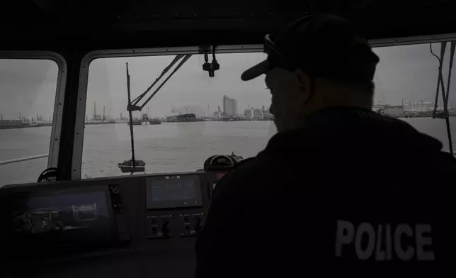 2023年11月16日周四，德州哥珀斯克里斯蒂港（Port of Corpus Christi），一名港口警員引導船隻穿過港口。(美聯社圖片/Jon Shapley/Houston Chronicle) AP圖片