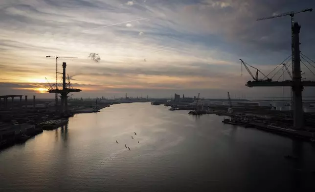 2023年11月16日周四，德州哥珀斯克里斯蒂港（Port of Corpus Christi），鳥兒在日落時分飛越港口。(美聯社圖片/Jon Shapley/Houston Chronicle) AP圖片