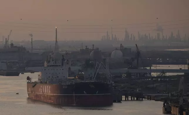 2023年11月16日周四，德州哥珀斯克里斯蒂港（Port of Corpus Christi），一艘船隻在日落時分停泊。(美聯社圖片/Jon Shapley/Houston Chronicle) AP圖片