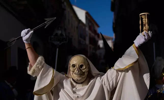 2026年4月3日周五，西班牙南部普恩特赫尼爾（Puente Genil），「拿撒勒耶穌聖父兄弟會」（Hermandad de Nuestro Padre Jesus Nazareno）的一名懺悔者參與聖周遊行。(美聯社圖片/Manu Fernandez) AP圖片