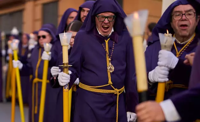 2026年4月3日周五，西班牙南部普恩特赫尼爾，一名「拿撒勒耶穌聖父兄弟會」的懺悔者在聖周遊行期間打呵欠。(美聯社圖片/Manu Fernandez) AP圖片