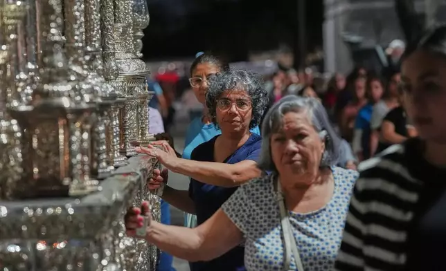 基督聖體天主教堂（Corpus Christi Catholic Church）成員於2026年3月23日周一，在邁阿密（Miami, Fla.）的耶穌受難日遊行彩排期間，推動將載運希望聖母瑪卡雷娜（Lady of Hope Macarena）的大型花車。（美聯社圖片/馬爾塔·拉萬迪耶 Marta Lavandier） AP圖片
