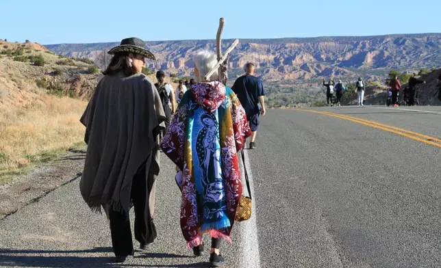 黛安·德萊昂（左）和她的母親維多利亞·特魯希略（右），於2026年4月3日周五，在新墨西哥州奇馬約的奇馬約聖殿進行耶穌受難日朝聖。（美聯社圖片/Susan Montoya Bryan） AP圖片