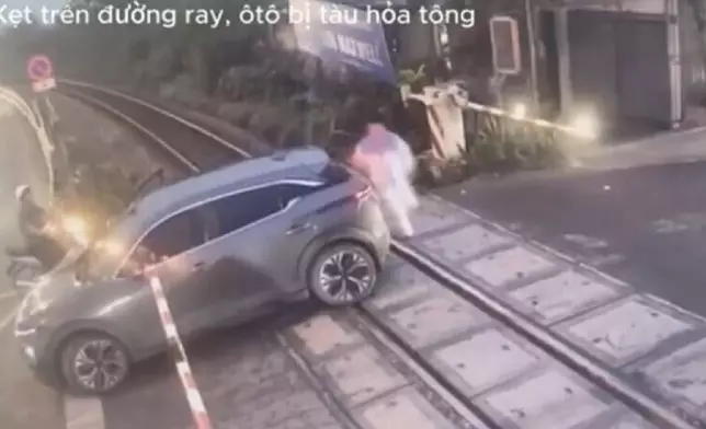 私家車突發故障卡鐵道上，司機與途人驚見火車駛至棄車逃生。網上圖片