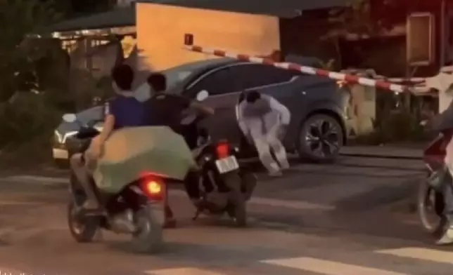 私家車突發故障卡鐵道上，司機與途人驚見火車駛至棄車逃生。網上圖片