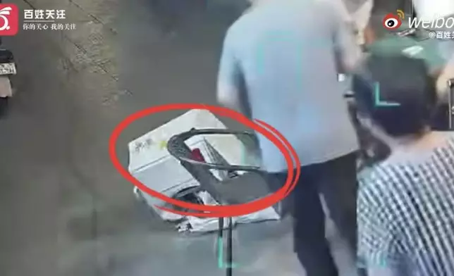 婦人圍觀打牌突聞樓上傳異響機警離開，下秒冷氣機外機即「從天而降」。影片截圖