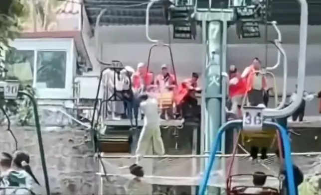 男子懸掛纜車架獲工作人員及時救援保命。影片截圖
