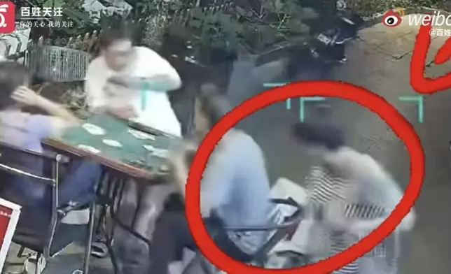 婦人圍觀打牌突聞樓上傳異響機警離開，下秒冷氣機外機即「從天而降」。影片截圖