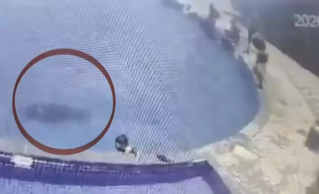 男子疑突發心臟病墮入泳池溺斃。網上圖片