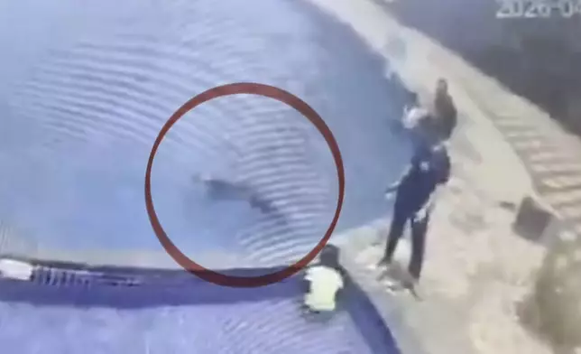 男子疑突發心臟病墮入泳池溺斃。網上圖片