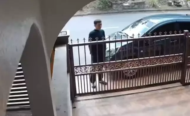 陌生男尾隨女子欲闖入對方屋企。網上圖片