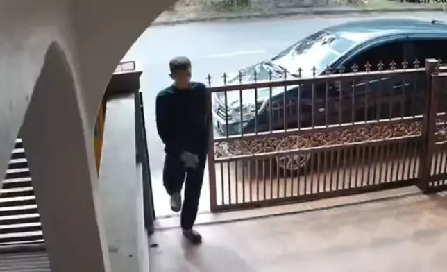 陌生男尾隨女子欲闖入對方屋企。網上圖片