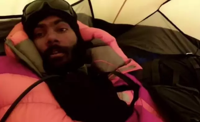 登山客攀珠穆朗瑪峰除手套僅4分鐘手指遭凍傷截肢。網上圖片