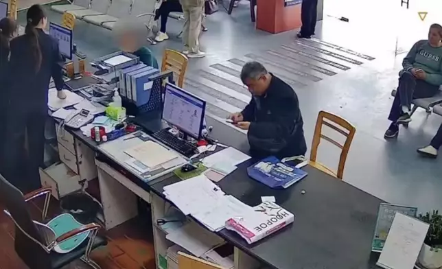 7旬老翁買「減齡」假身份證染髮計劃求職遭民警識破依法處罰。影片截圖