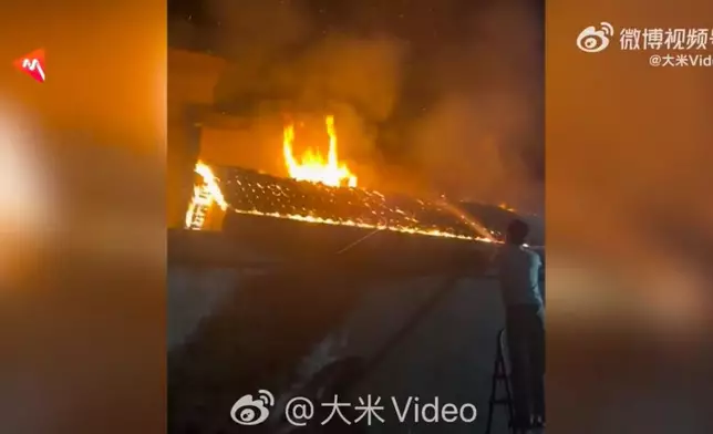少年目睹鄰居長者柴房起火隔牆持水管滅火20分鐘成功控制火勢。影片截圖