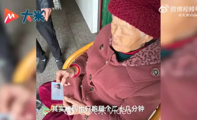 女民警兩度奔走14公里上門協助行動不便的8旬老婦辦理證件。影片截圖