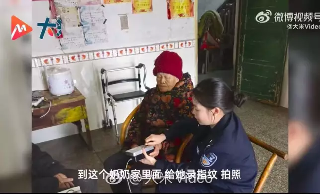 女民警兩度奔走14公里上門協助行動不便的8旬老婦辦理證件。影片截圖