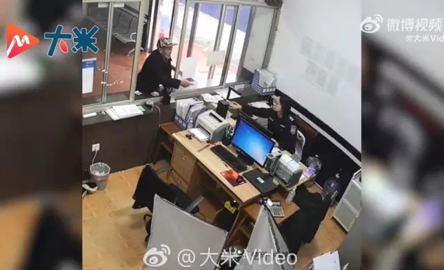 女民警兩度奔走14公里上門協助行動不便的8旬老婦辦理證件。影片截圖