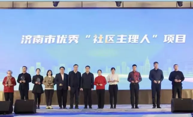 8旬婦人失聰60年化身「最強翻譯」，憑手語能力搭建起社區溝通橋樑。影片截圖