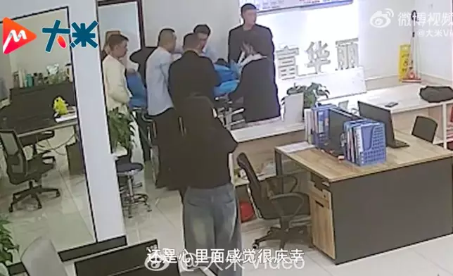 湖南漢返工心臟驟停倒地獲同事冷靜施CPR配合AED搶救挽回一命。影片截圖