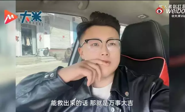 女子駕車撞護欄受困獲貨車司機徒手破門救出。影片截圖