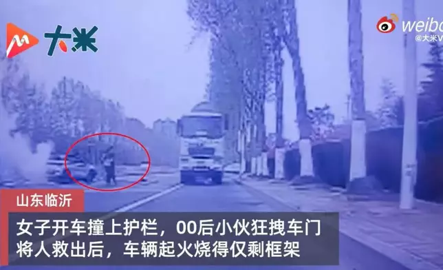女子駕車撞護欄受困獲貨車司機徒手破門救出。影片截圖