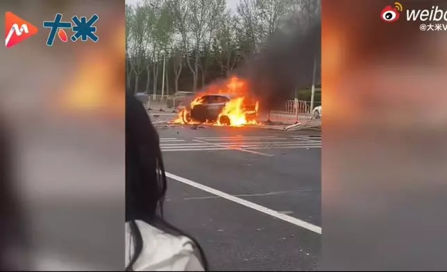 女子駕車撞護欄受困獲貨車司機徒手破門救出。影片截圖