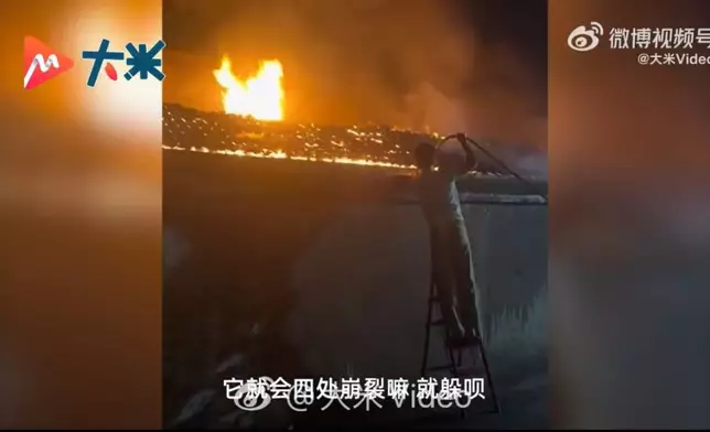 少年目睹鄰居長者柴房起火隔牆持水管滅火20分鐘成功控制火勢。影片截圖