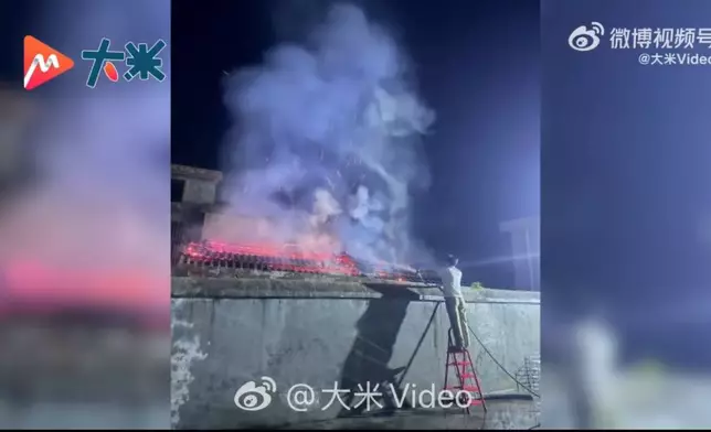 少年目睹鄰居長者柴房起火隔牆持水管滅火20分鐘成功控制火勢。影片截圖