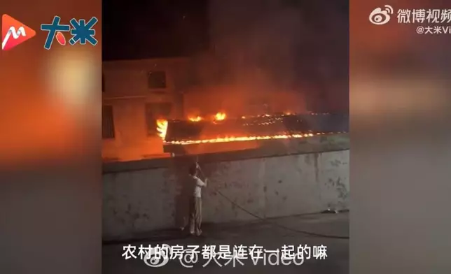 少年目睹鄰居長者柴房起火隔牆持水管滅火20分鐘成功控制火勢。影片截圖