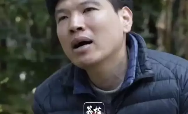 男子辭職改當「全職孫子」陪9旬獨居翁逛公園滑手機月薪5000元人民幣。影片截圖