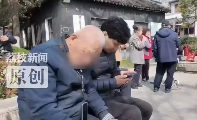 男子辭職改當「全職孫子」陪9旬獨居翁逛公園滑手機月薪5000元人民幣。影片截圖