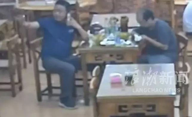 醉酒常客惡意絆倒服務員致麵湯潑灑濺及其他顧客。影片截圖