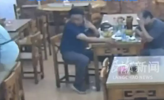 醉酒常客惡意絆倒服務員致麵湯潑灑濺及其他顧客。影片截圖