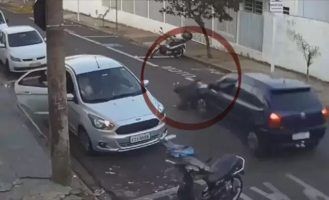 劫匪持假槍搶劫便利店遭店主開槍擊中，之後再被途經車輛撞飛。網上圖片