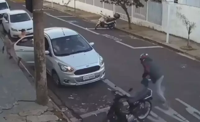 劫匪持假槍搶劫便利店遭店主開槍擊中，之後再被途經車輛撞飛。網上圖片