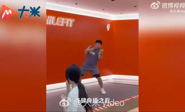 男子7年考近30張證書，白天當健身教練夜晚做保安巡校上演「雙面人生」。影片截圖