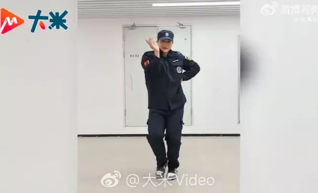 男子7年考近30張證書，白天當健身教練夜晚做保安巡校上演「雙面人生」。影片截圖