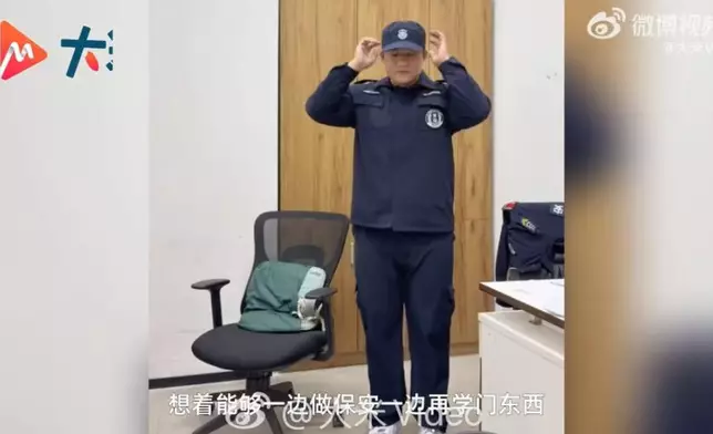 男子7年考近30張證書，白天當健身教練夜晚做保安巡校上演「雙面人生」。影片截圖