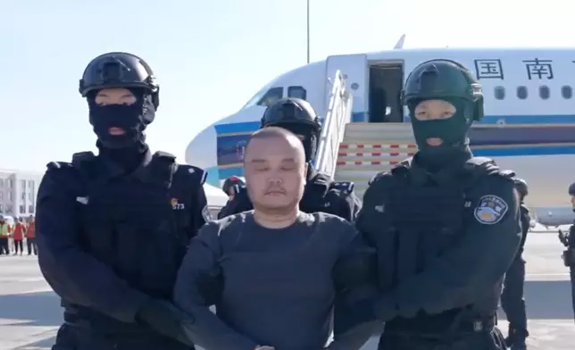 打開頭套一刻李雄緊閉雙眼。新華社圖片