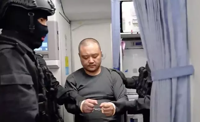 李雄在飛機上。新華社圖片