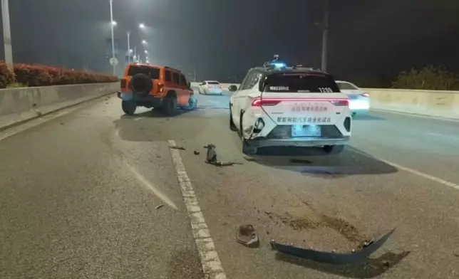 自動駕駛的士「蘿蔔快跑」突停車。微博圖片