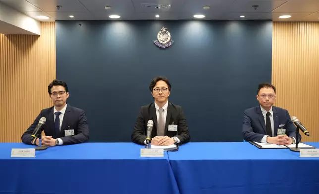 警方元朗警區助理指揮官（刑事）警司王子于（中）、刑事部總督察張晉堂（右）及督察吳冠麟（左）向傳媒簡報案情。